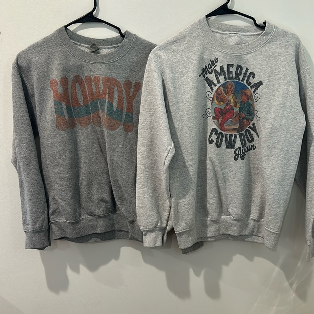 Set of 2- Gildan screen print crewnecks